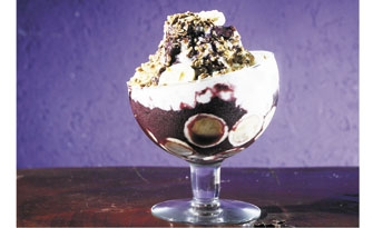 O Açaí Raiz oferece delícias da culinária brasileira como a tigela de sorvete com granola